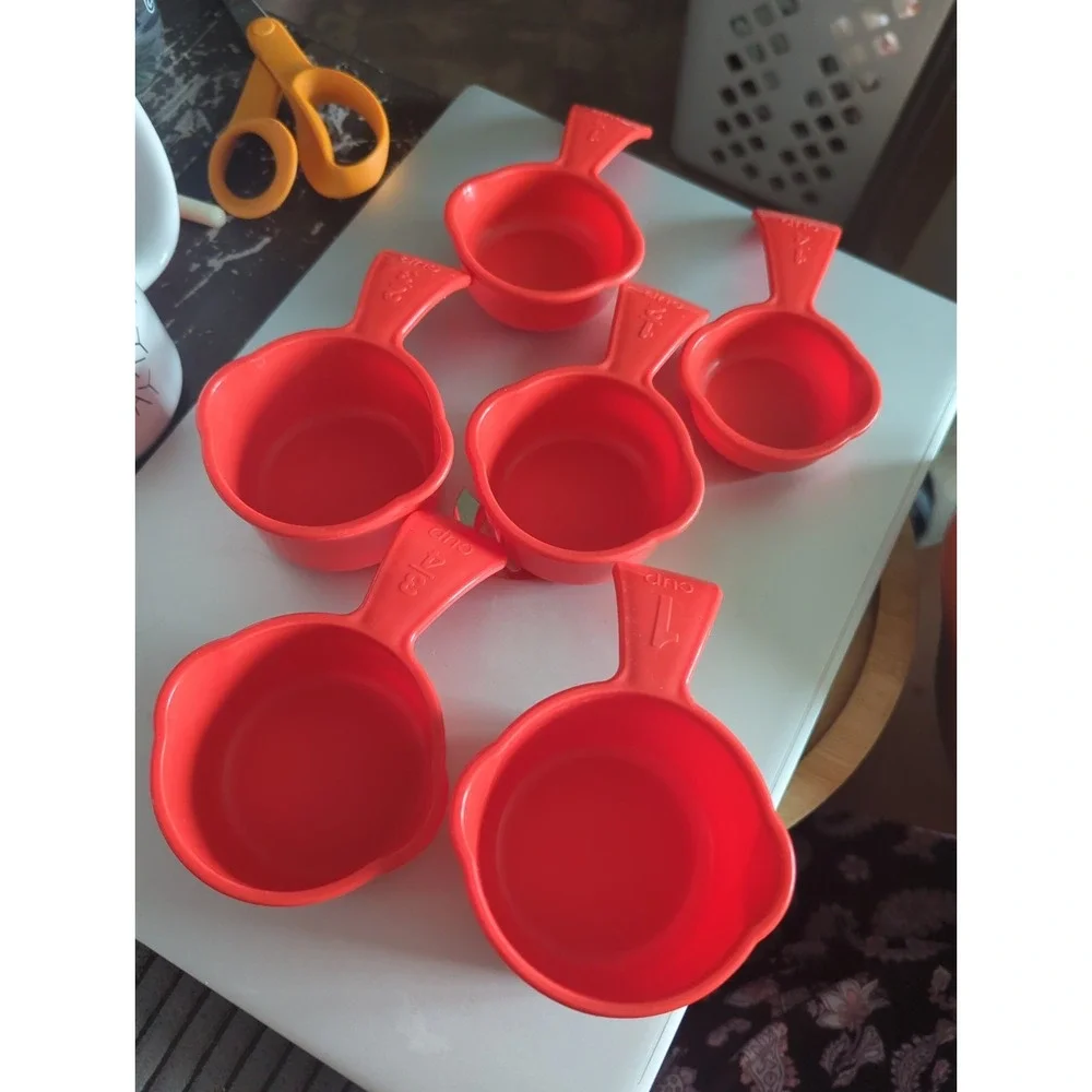 Tupperware Measuring Cups Curved Handle Double Spout #6135A-1 Chili Red